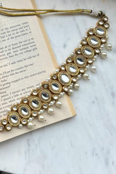 TRIKA NECKPIECE